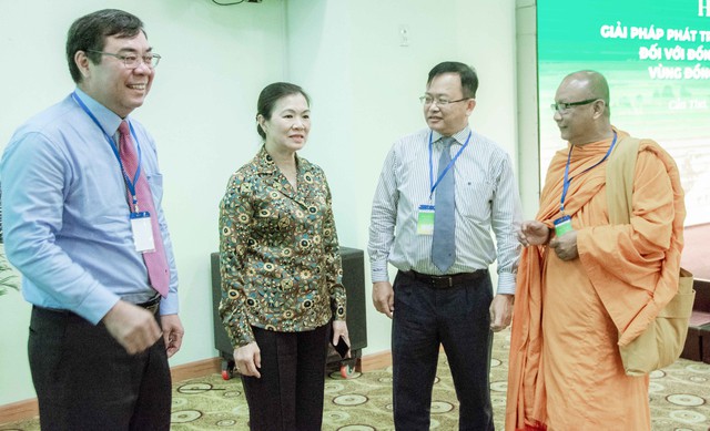 Lãnh đạo Ủy ban Trung ương MTTQ Việt Nam trao đổi với các đại biểu tham dự Hội thảo.
