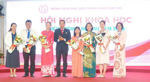 Ông Ngô Văn Dũng - Phó Giám đốc Bệnh viện trao hoa thay lời cảm ơn đến các báo cáo viên.