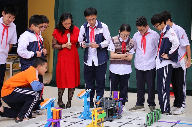 Các em học sinh Trường THCS Đền Lừ với phần thi điều khiển Robot.