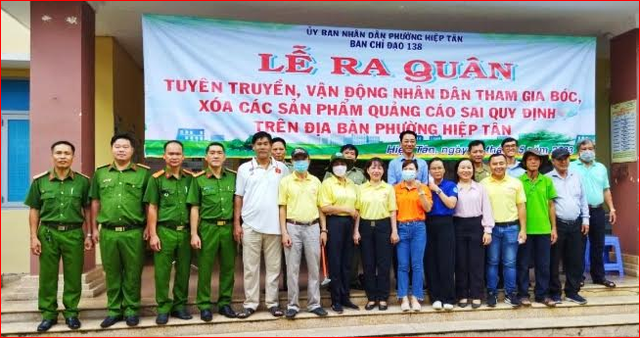 Quận Tân Phú, TP.Hồ Chí Minh: Đồng loạt ra quân bóc, xóa quảng cáo sai quy định  - Ảnh 1.