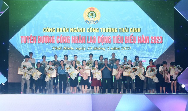 Thái Bình: Trao gẩn 200 triệu đồng cho đoàn viên trong dịp Tháng công nhân - Ảnh 1.