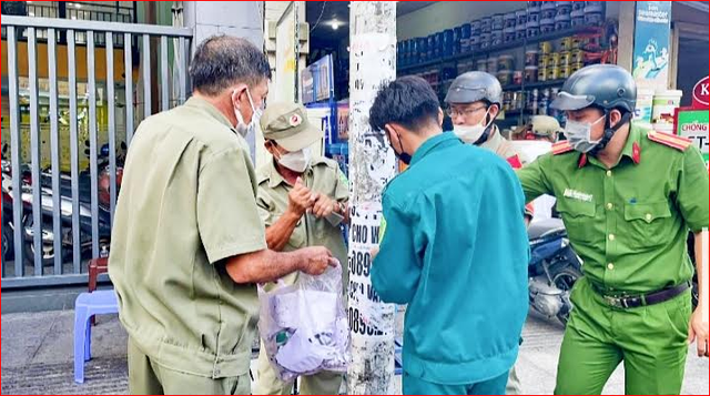 Quận Tân Phú, TP.Hồ Chí Minh: Đồng loạt ra quân bóc, xóa quảng cáo sai quy định  - Ảnh 2.
