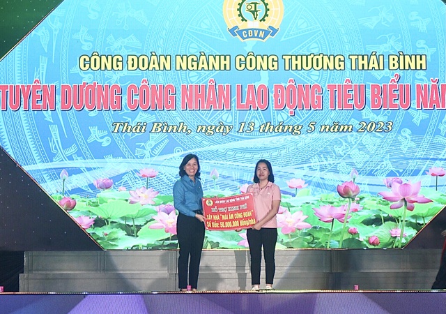 Thái Bình: Trao gẩn 200 triệu đồng cho đoàn viên trong dịp Tháng công nhân - Ảnh 2.