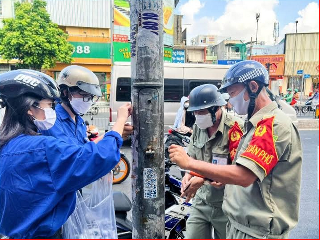 Quận Tân Phú, TP.Hồ Chí Minh: Đồng loạt ra quân bóc, xóa quảng cáo sai quy định  - Ảnh 3.