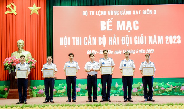 Lãnh đạo BTL Vùng Cảnh sát biển 3 trao thưởng cho các cá nhân có thành tích tốt trong tham gia Hội thi.