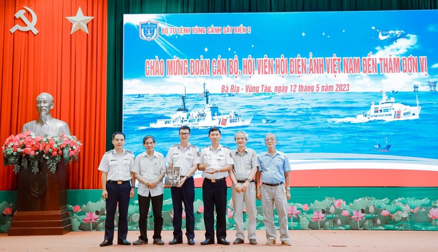 Hội Điện ảnh Việt Nam tặng quà lưu niệm cho BTL Vùng Cảnh sát biển 3.