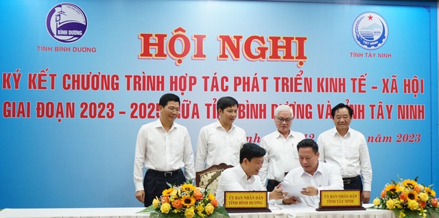 Bình Dương và Tây Ninh ký kết hợp tác phát triển kinh tế - xã hội - Ảnh 1.