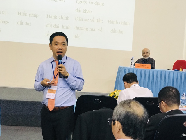 PGS.TS Phan Trung Hiền - Trưởng Khoa Luật  Trường ĐH Cần Thơ - trình bày tham luận.