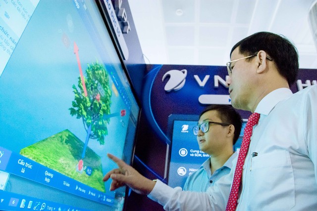 Ông Trần Văn Huyến - Phó Bí thư Thường trực Tỉnh ủy, Chủ tịch HĐND tỉnh Hậu Giang tham quan mô hình trải nghiệm công nghệ cao.