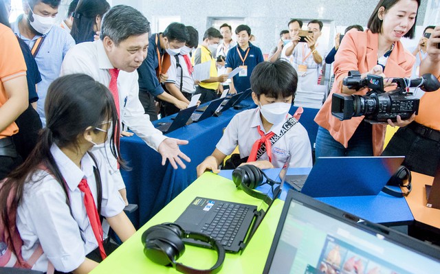 Chủ tịch UBND tỉnh Hậu Giang Đồng Văn Thanh trao đổi thông tin với các em học sinh trải nghiệm mô hình học tập ứng dụng công nghệ cao trong giáo dục.