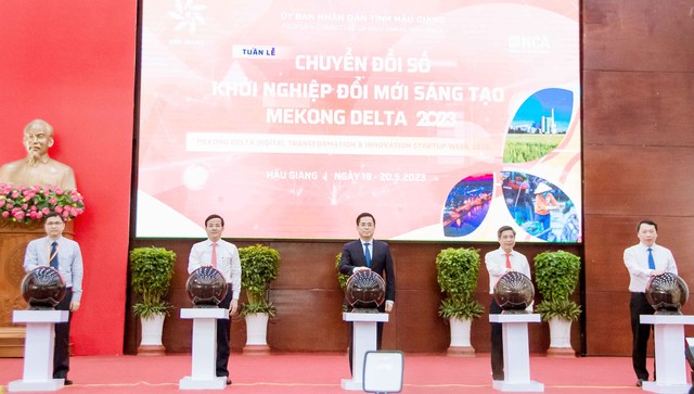 Lãnh đạo Bộ Thông tin và Truyền thông, Bộ Khoa học và Công nghệ và lãnh đạo Tỉnh ủy, UBND tỉnh Hậu Giang ấn nút khai mạc Tuần lễ Chuyển đổi số và Khởi nghiệp đổi mới sáng tạo - Mekong Delta 2023.