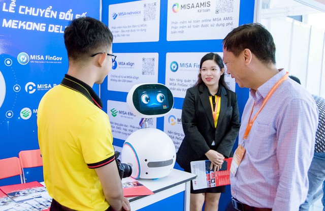 Khách tham quan trải nghiệm robot ứng dụng AI được trưng bày tại Tuần lễ chuyển đổi số.