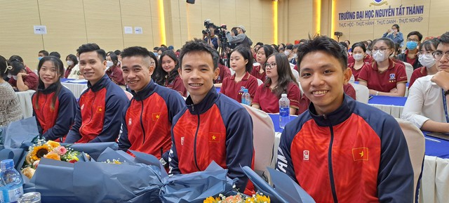 Trường Đại học Nguyễn Tất Thành giao lưu với Đội tuyển Aerobic Việt Nam - Ảnh 1.