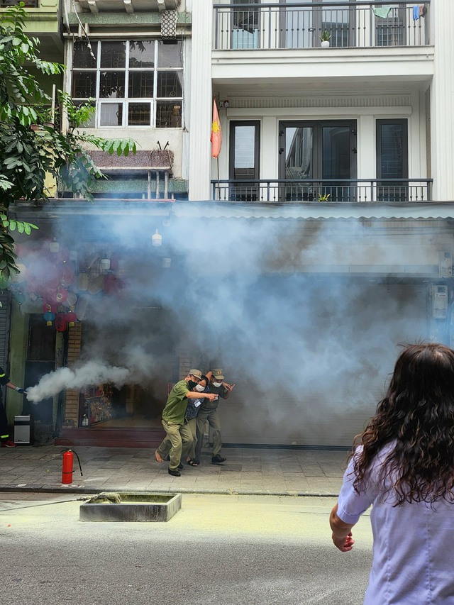 Phường Hàng Mã tổ chức diễn tập phương án chữa cháy và cứu nạn, cứu hộ tại khu dân cư - Ảnh 4.