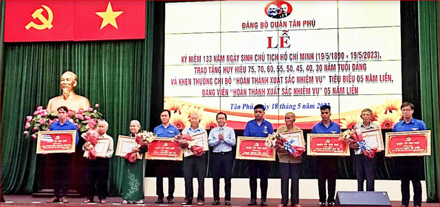 Quận ủy quận Tân Phú:Trao Huy hiệu Đảng đợt  19/5 cho 117 đảng viên   - Ảnh 1.