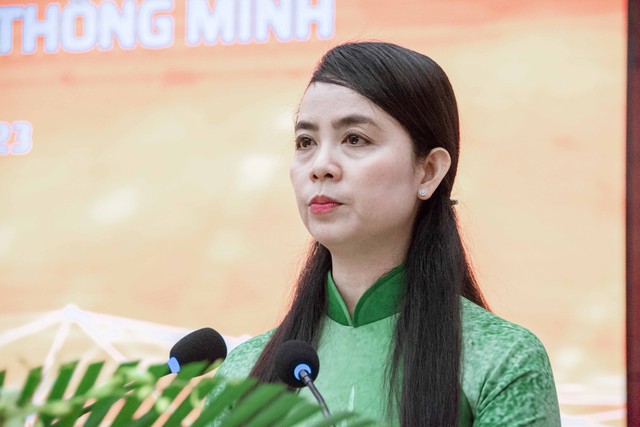 Bà Võ Thị Mỹ Trang - Phó Chủ tịch HĐND tỉnh Hậu Giang phát biểu tại Hội thảo Giải pháp Chuyển đổi số thúc đẩy chính quyền số, hành chính công và đô thị thông minh.