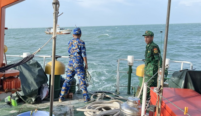 Tàu cứu nạn Bộ đội Biên phòng hỗ trợ lai dắt tàu bị nạn về nơi an toàn.
