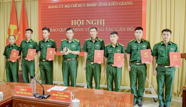 Kiên Giang: BĐBP tỉnh trao quyết định bổ nhiệm lại và giao nhiệm vụ mới cho 7 sĩ quan - Ảnh 1.