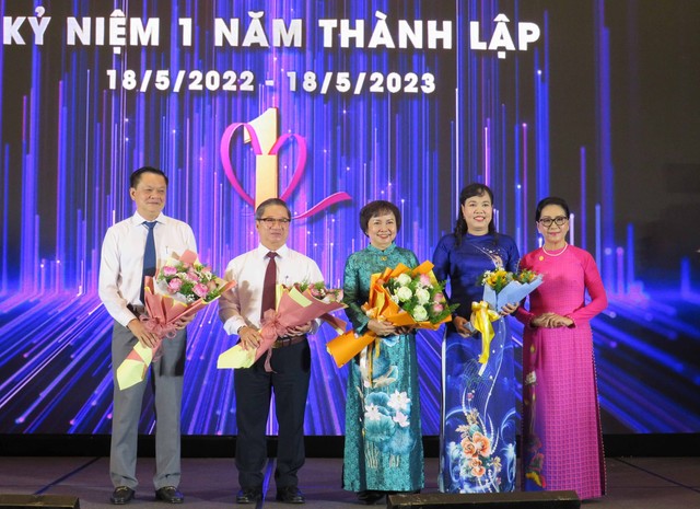 Đại diện Cawe tặng hoa các đồng chí lãnh đạo thành phố và Hiệp hội nữ doanh nhân Việt Nam