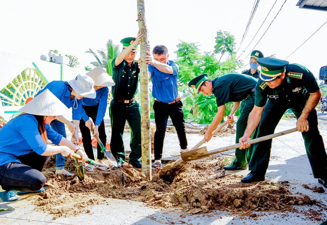 Đồn Biên phòng An Thạnh Ba phối hợp với tổ chức đoàn địa phương trồng cây tại khuôn viên trường mầm non Hoa Phượng, xã An Thạnh 3, huyện Cù Lao Dung.