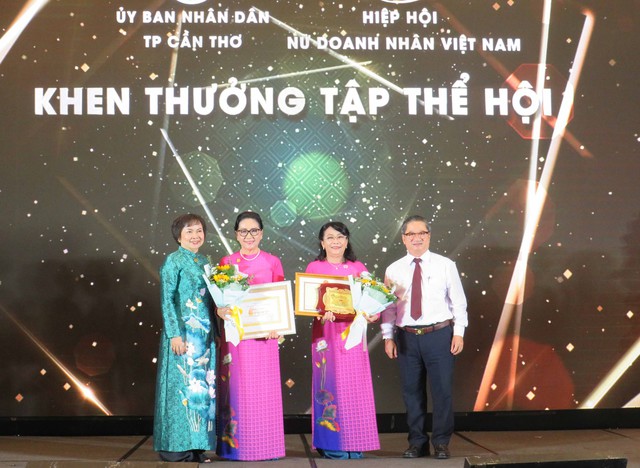 Đại diện Cawe nhận bằng khen của UBND thành phố và giấy khen của Hiệp hội nữ doanh nhân Việt Nam