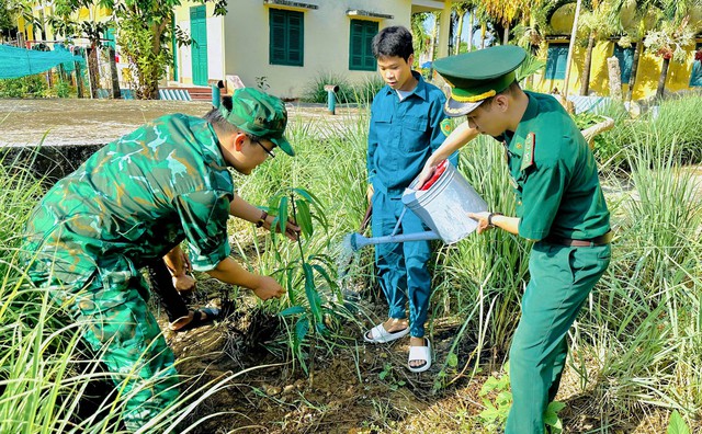 Đồn Biên phòng Lai Hòa phối hợp với tổ chức đoàn tổ chức trồng cây ăn quả trong khuôn viên đơn vị. Ảnh: Văn Long
