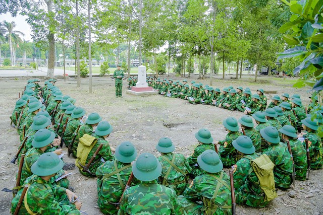 Thượng úy Hà Văn Bứng, trong một buổi sinh hoạt văn hóa, tinh thần, triển khai nội dung học tập chính trị cho chiến sĩ mới.