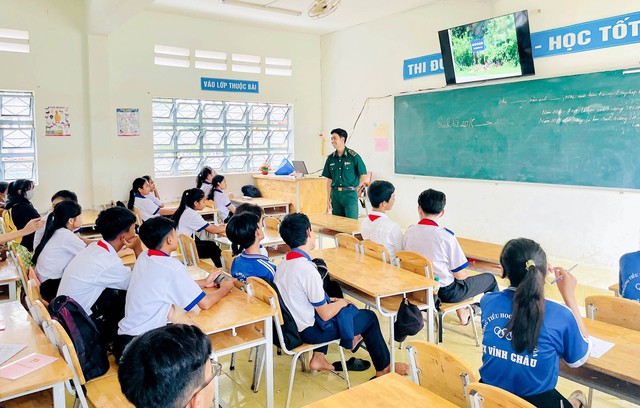 Cán bộ Đồn Biên phòng Lai Hòa, BĐBP Sóc Trăng tuyên truyền về chủ quyền lãnh thổ, an ninh biên giới quốc gia cho học sinh Trường Tiểu học và Trung học cơ sở Lai Hòa.