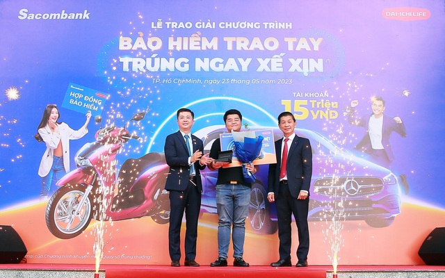 Sacombank và Dai-ichi Life Việt Nam trao thưởng xe Mercedes cho khách hàng tham gia bảo hiểm  - Ảnh 1.