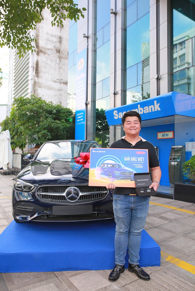 Sacombank và Dai-ichi Life Việt Nam trao thưởng xe Mercedes cho khách hàng tham gia bảo hiểm  - Ảnh 2.