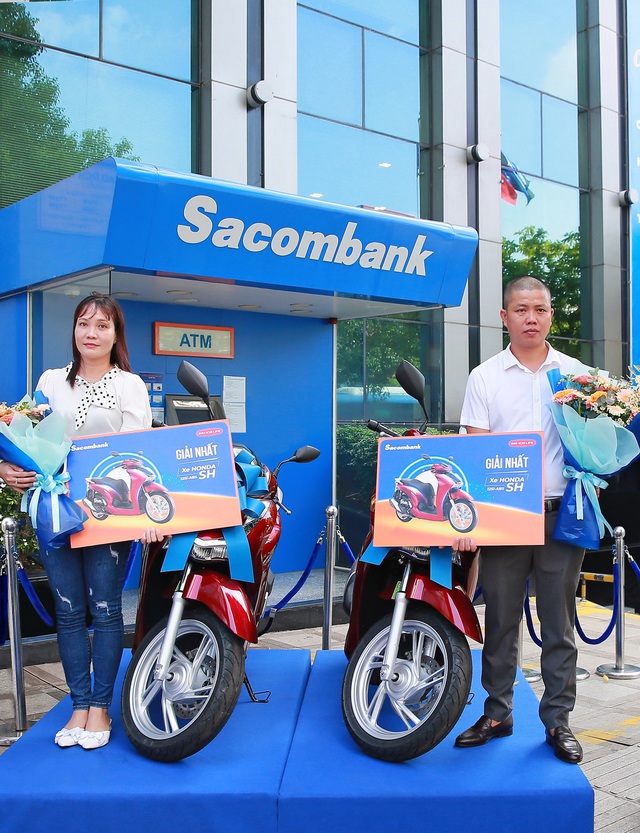 Sacombank và Dai-ichi Life Việt Nam trao thưởng xe Mercedes cho khách hàng tham gia bảo hiểm  - Ảnh 4.