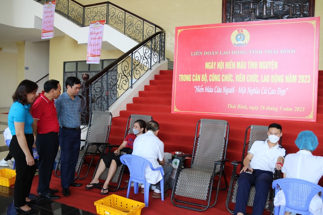 Thái Bình: Liên đoàn Lao động tỉnh tổ chức hiến máu tình nguyện trong cán bộ, đoàn viên, CNVCLĐ - Ảnh 1.