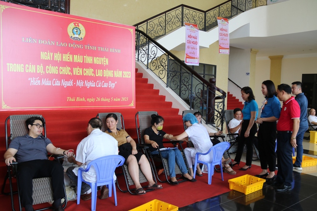 Thái Bình: Liên đoàn Lao động tỉnh tổ chức hiến máu tình nguyện trong cán bộ, đoàn viên, CNVCLĐ - Ảnh 2.