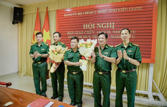 BĐBP Kiên Giang bàn giao chức trách, nhiệm vụ Phó Chỉ huy trưởng nghiệp vụ  - Ảnh 1.