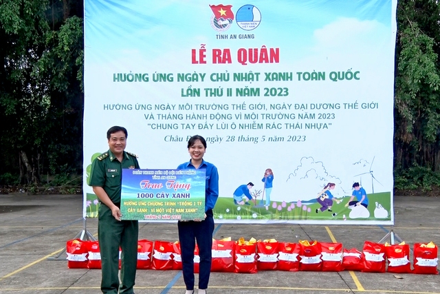 BĐBP tỉnh An Giang trao tặng 1.000 cây xanh cho hoạt động &quot;Ngày Chủ nhật xanh&quot; cấp tỉnh và 1.000 cây xanh cấp Chi đoàn và Đoàn cơ sở trong BĐBP tỉnh.