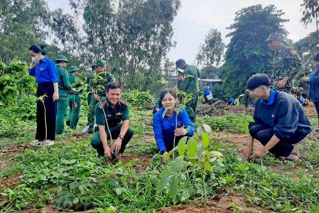 Tuổi trẻ BĐBP tỉnh phối hợp với Thành Đoàn Châu Đốc trồng cây ở các khu vực cộng đồng dân cư khu vực biên giới thành phố Châu Đốc.