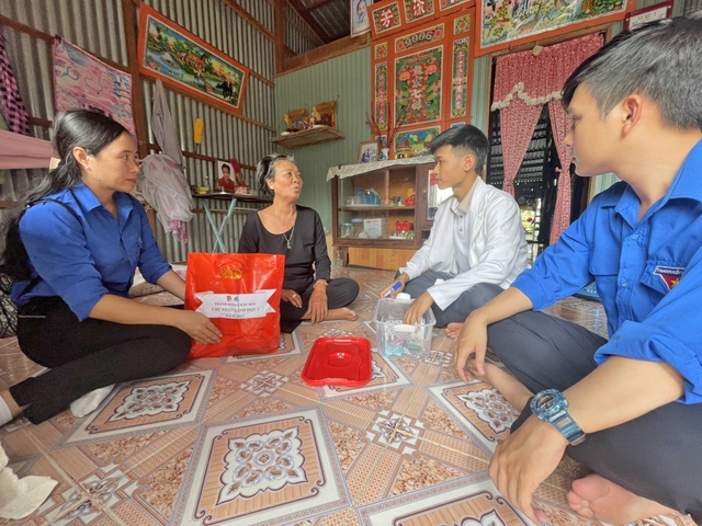 Tuổi trẻ các đơn vị tổ chức tặng quà cho người già neo đơn, có hoàn cảnh khó khăn phường Vĩnh Ngươn, TP. Châu Đốc.