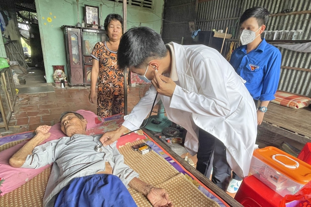 Tuổi trẻ các đơn vị khám bệnh, cấp thuốc miễn phí cho người già neo đơn, có hoàn cảnh khó khăn phường Vĩnh Ngươn, TP. Châu Đốc.