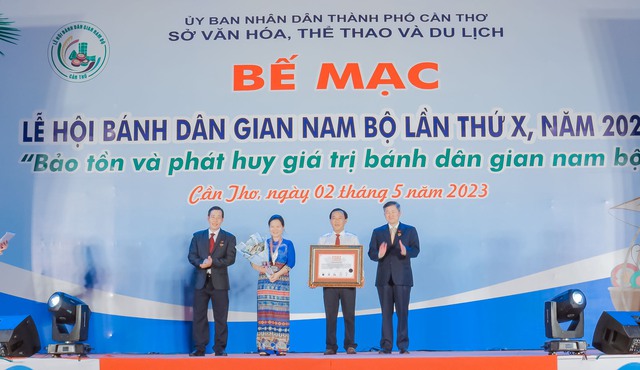 Ông Trần Hoàng - Chủ tịch Hội Marketing Việt Nam, Thường trực Hội đồng xác lập Tổ chức Kỷ lục Việt Nam trao bằng Kỷ lục Châu Á và Huy hiệu Kỷ lục cho TP Cần Thơ.