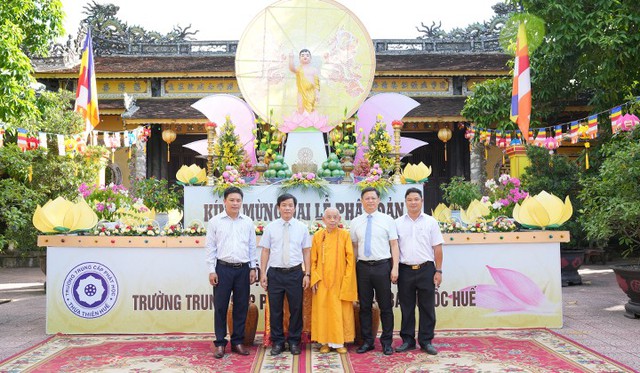 Thừa Thiên Huế: Thăm hỏi, chúc mừng Phật giáo nhân dịp Đại lễ Phật đản - Ảnh 2.