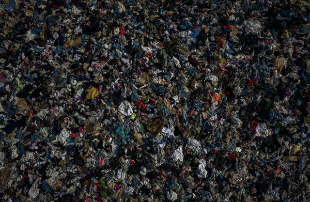 Một phần bãi rác thời trang tại Chile, đa số đều không phân huỷ được. Ảnh: National Geographic