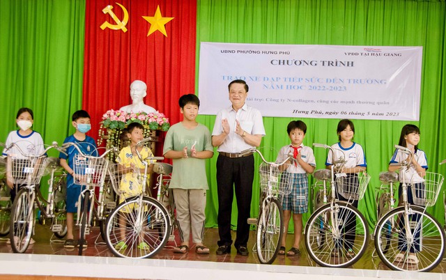 Phó Chủ tịch Thường trực UBND TP. Cần Thơ, Dương Tấn Hiển trao xe đạp cho các em học sinh có hoàn cảnh khó khăn phường Hưng Phú, quận Cái Răng.