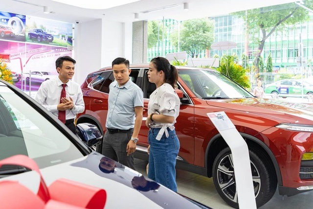 Tiêu thụ ô tô của Việt Nam sụt giảm mạnh trong quý I/2023  - Ảnh 1.