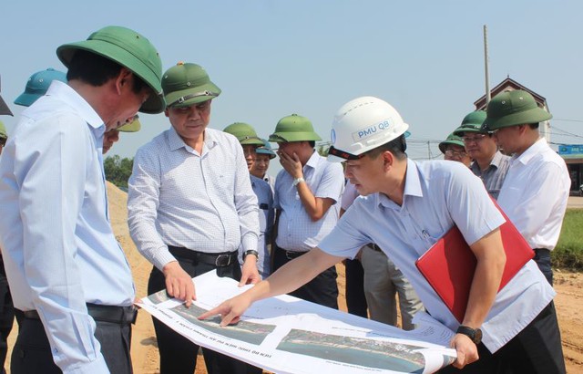 Quảng Bình: Kiểm tra tiến độ Dự án Đường ven biển và công trình Đường bộ cao tốc Bắc - Nam - Ảnh 1.