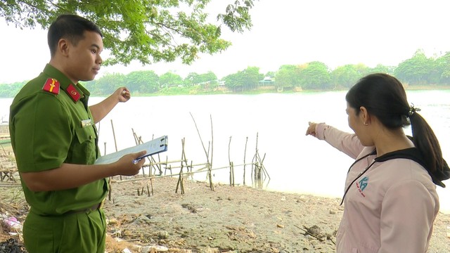 Chị Trần Thị Thanh Thùy (bên phải) kể lại vụ việc bị trộm đột nhập lấy cắp tài sản trên sà lan đậu dưới bến sông.