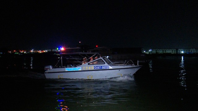 Lực lượng Cảnh sát đường thủy tuần tra, kiểm soát trên các tuyến sông vào ban đêm.