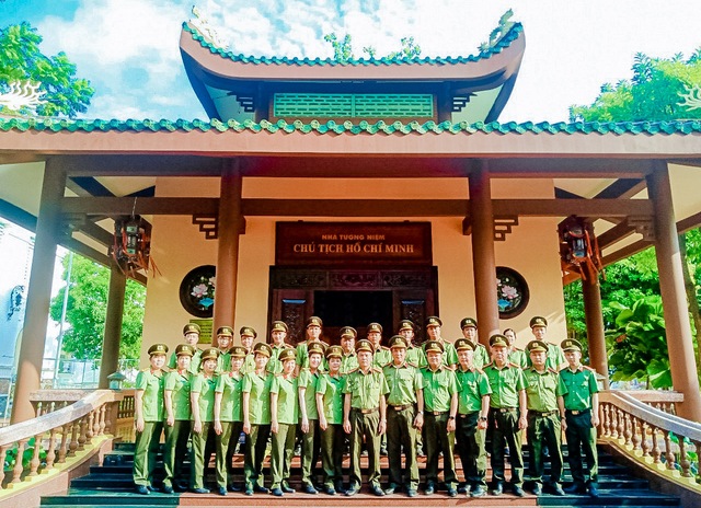 Phòng An ninh chính trị nội bộ, Công an TP Cần Thơ chụp ảnh lưu niệm tại nhà tưởng niệm Chủ tịch Hồ Chí Minh.