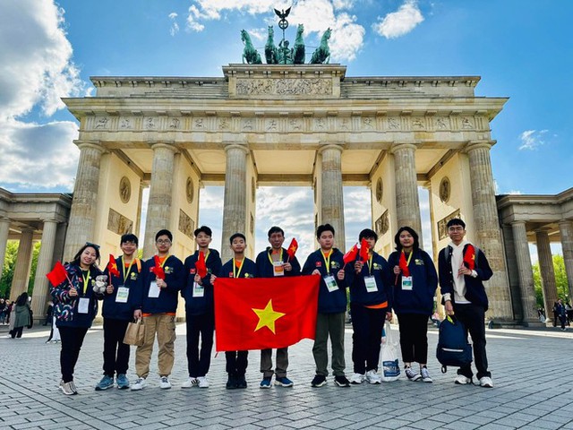 Học sinh Hà Nội đoạt 5 huy chương vàng Olympic Toán học quốc tế 2023 - Ảnh 1.
