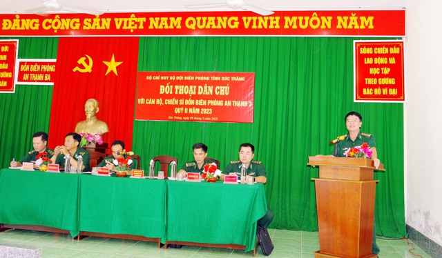 Đại tá Lê Văn Anh - Phó Chính ủy BĐBP tỉnh Sóc Trăng phát biểu kết luận buổi đối thoại dân chủ tại đồn Biên phòng An Thạnh Ba, BĐBP Sóc Trăng.