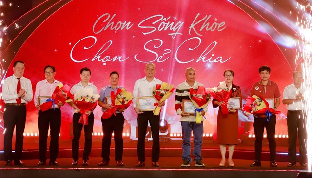 Phó Chủ tịch thường trực UBND TP Cần Thơ, Dương Tấn Hiển tặng hoa và thư cám ơn cho các mạnh thường quân.